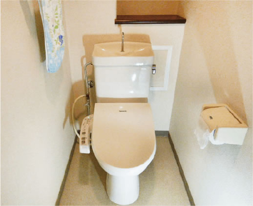 トイレ内背面に点検口を開口、給水・給湯管を洗面、洗濯、台所に分岐させる
