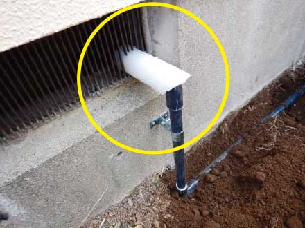 埋設給水管を通気口から床下へ引込み