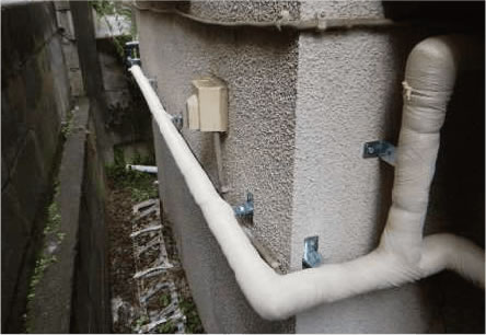 屋外の壁に露出配管を新設