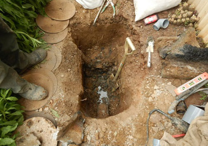 【写真】排水マス2か所目 既存マス撤去