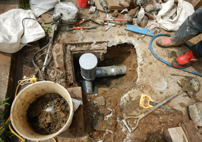 【写真】排水マス3か所目 塩ビマス取り付け