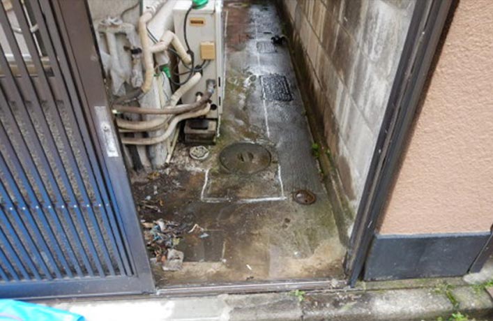 【写真】施工前:勝手口側の門扉付近の排水マス(1か所目)