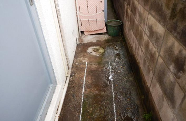 【写真】施工前:勝手口付近の排水マス(2か所目)