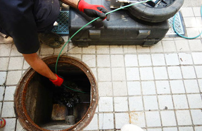 【写真】排水マス洗浄後に店舗内マス(上流側)のカメラ調査