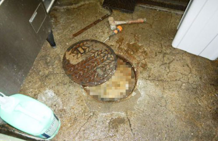 【写真】厨房の排水マスの油つまり