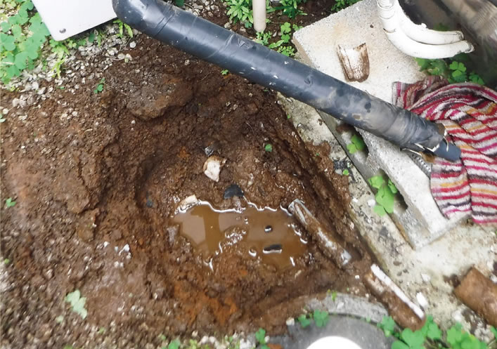 【写真】埋設給水管の切り離し工事