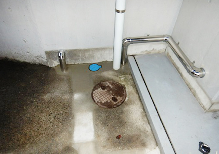 【写真】水道メーター付近の露出配管
