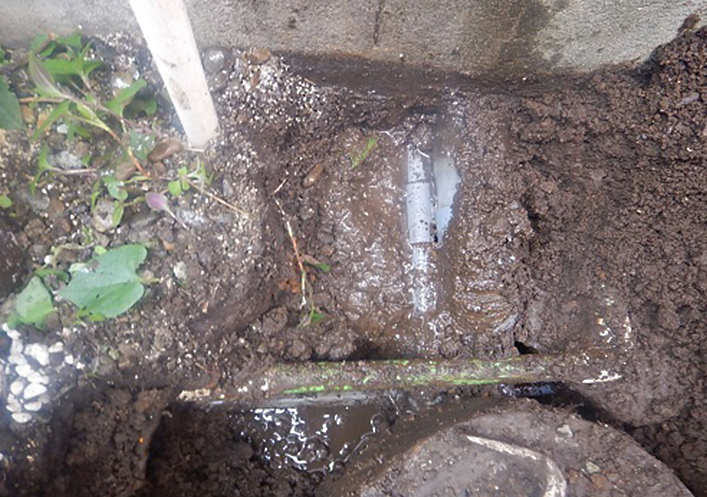 【写真】洗面所裏の埋設管に穴が開き漏水