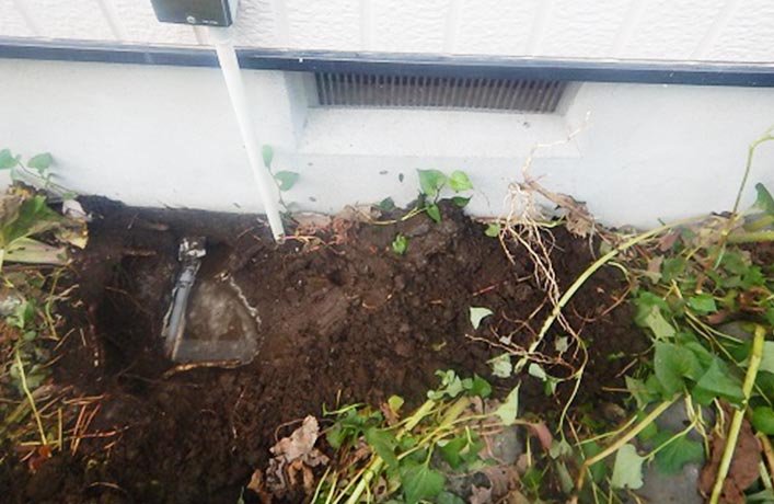 【写真】埋設給水管から漏水を発見