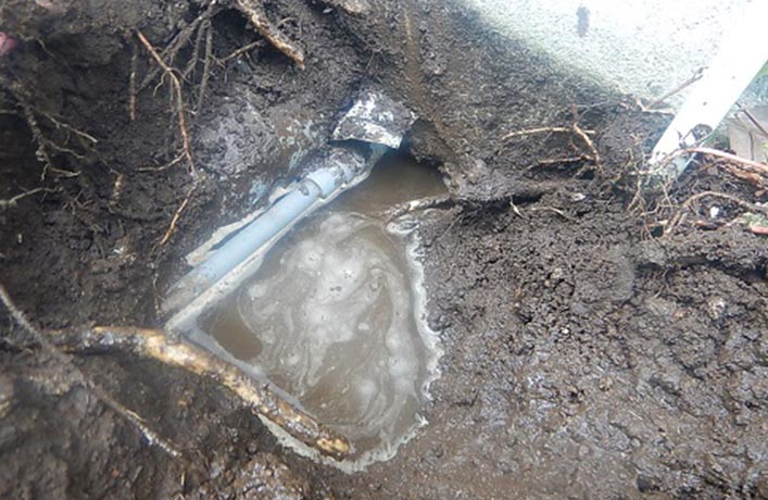 【写真】埋設給水管から漏水を発見
