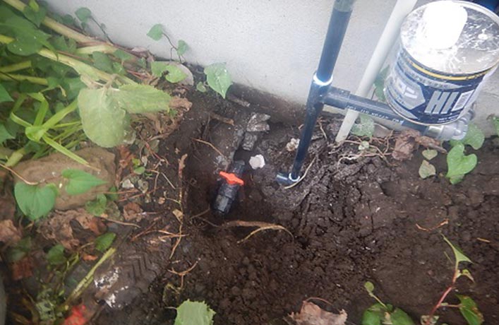【写真】テストバルブを取り付けて漏水範囲を特定
