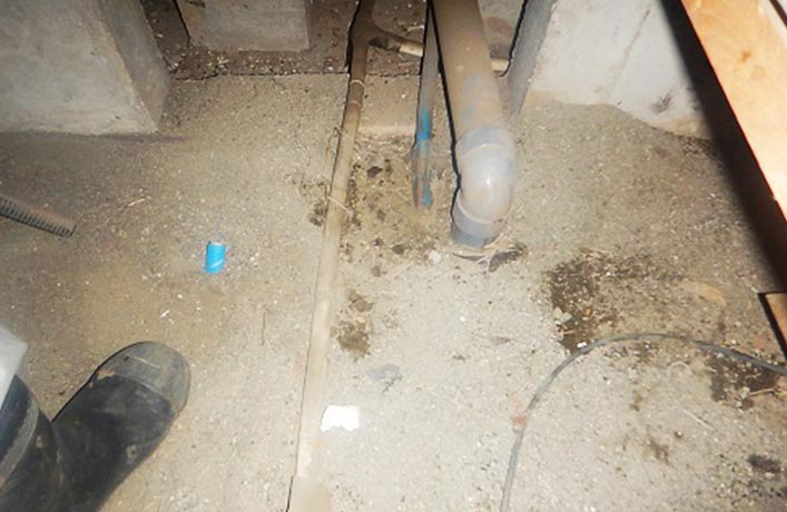【写真】床下基礎部分の給水管も新設