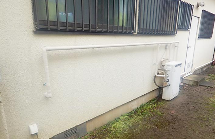 【写真】屋外給湯器から洗面所・浴室系統まで露出配管で給湯管を新設