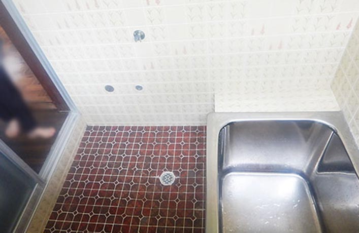 【写真】洗い場の水栓を取り外し、ホールカバーで穴を塞ぎました