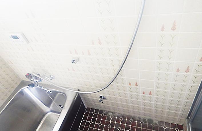 【写真】浴槽水栓を撤去し、洗い場の水栓を取り付けました。シャワーフックを3か所取り付けて、使い勝手を良くしました。工事費用をだいぶお値引きすることができて、K様も喜んでくださいました。