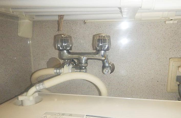 【写真】新しい給湯管を既設給湯管の隣に取付け、洗濯水栓に接続