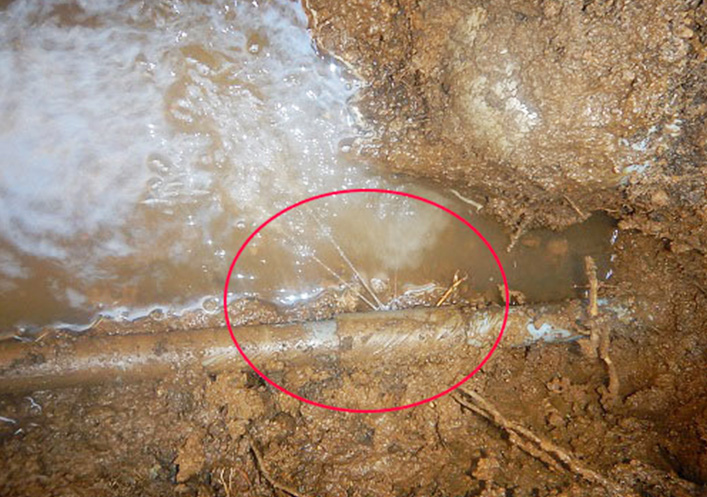 【写真】穴が開いて水が噴き出している