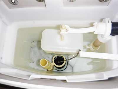 水漏れしているトイレタンク内画像